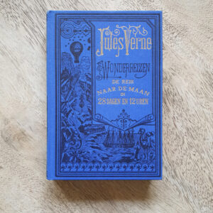 Gepersonaliseerd-notitieboek-recover-notitieboek-jules-verne-blauw-maan-reis-voorkant-undercover-notebooks