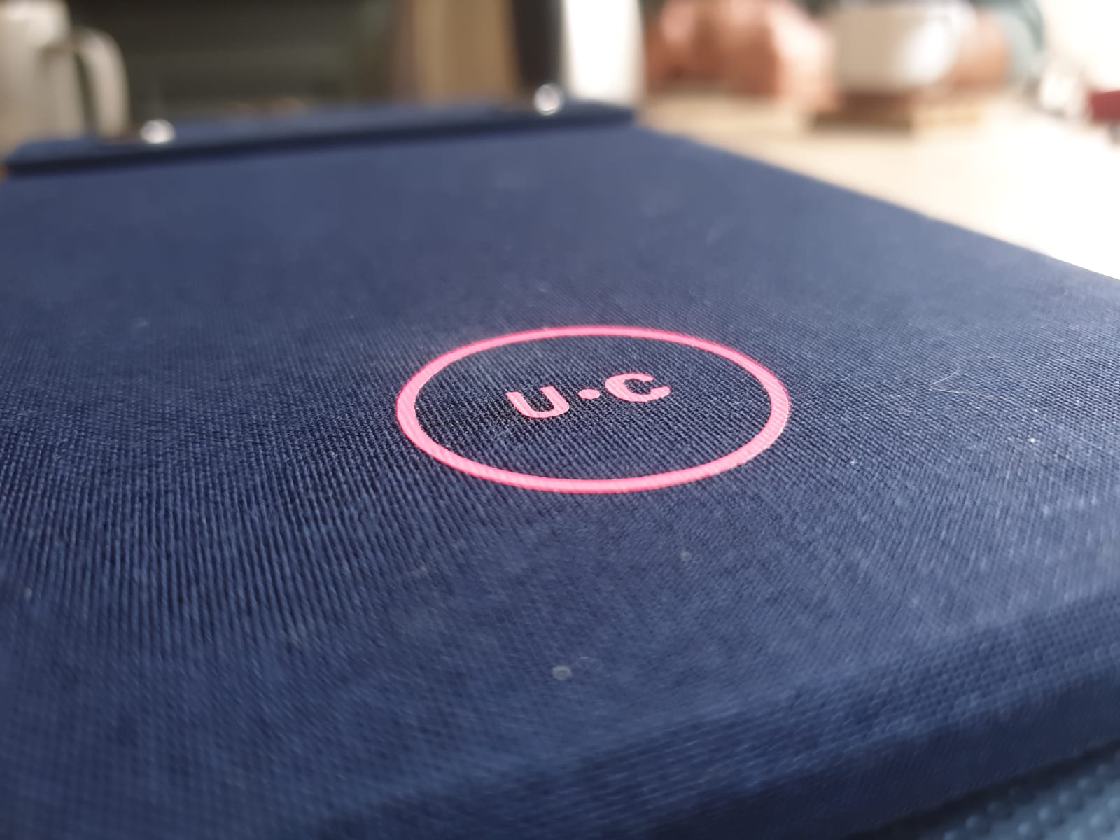 gepersonaliseerd-notitieboek-logo-undercover-neon-op-blauw-linnen