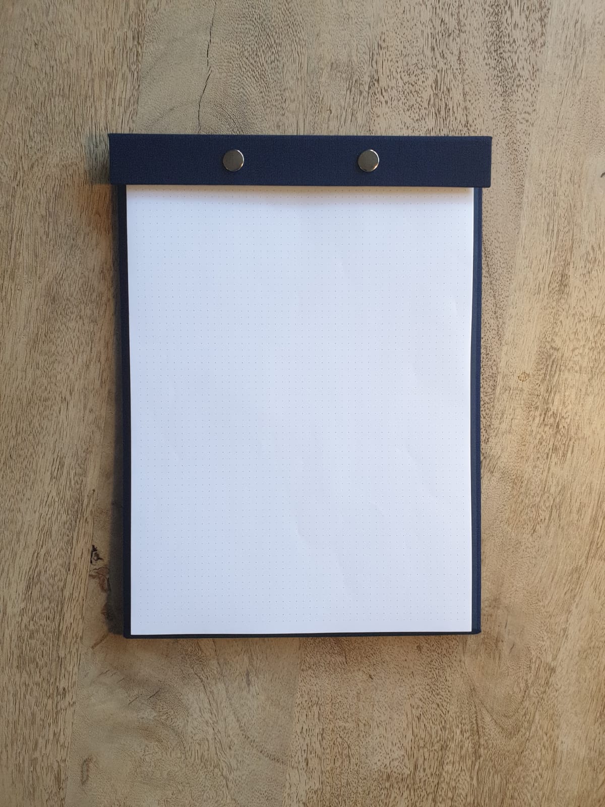 gepersonaliseerd-notitieboek-navulbaar-button-bloc-A4-open-blauw-linnen-undercover-notebooks