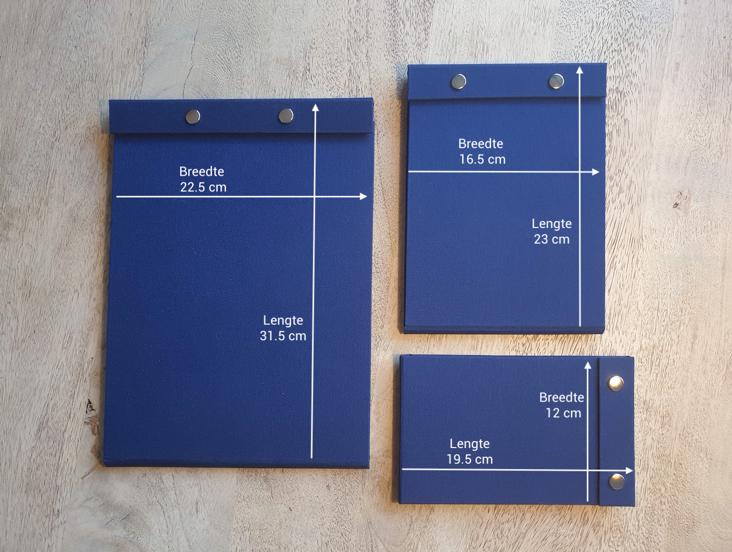 gepersonaliseerd-notitieboek-navulbaar-button-bloc-blauw-linnen-A4-A5-A6-dicht-met-afmetingen-undercover-notebooks