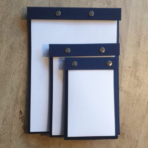 gepersonaliseerd-notitieboek-navulbaar-button-bloc-blauw-linnen-A4-A5-A6-open-undercover-notebooks