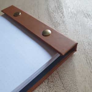 gepersonaliseerd-notitieboek-navulbaar-button-bloc-cognac-A5-open-close-up-undercover-notebooks