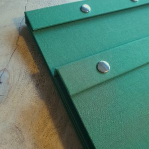 gepersonaliseerd-notitieboek-navulbaar-button-bloc-groen-linnen-A4-A5-undercover-notebooks