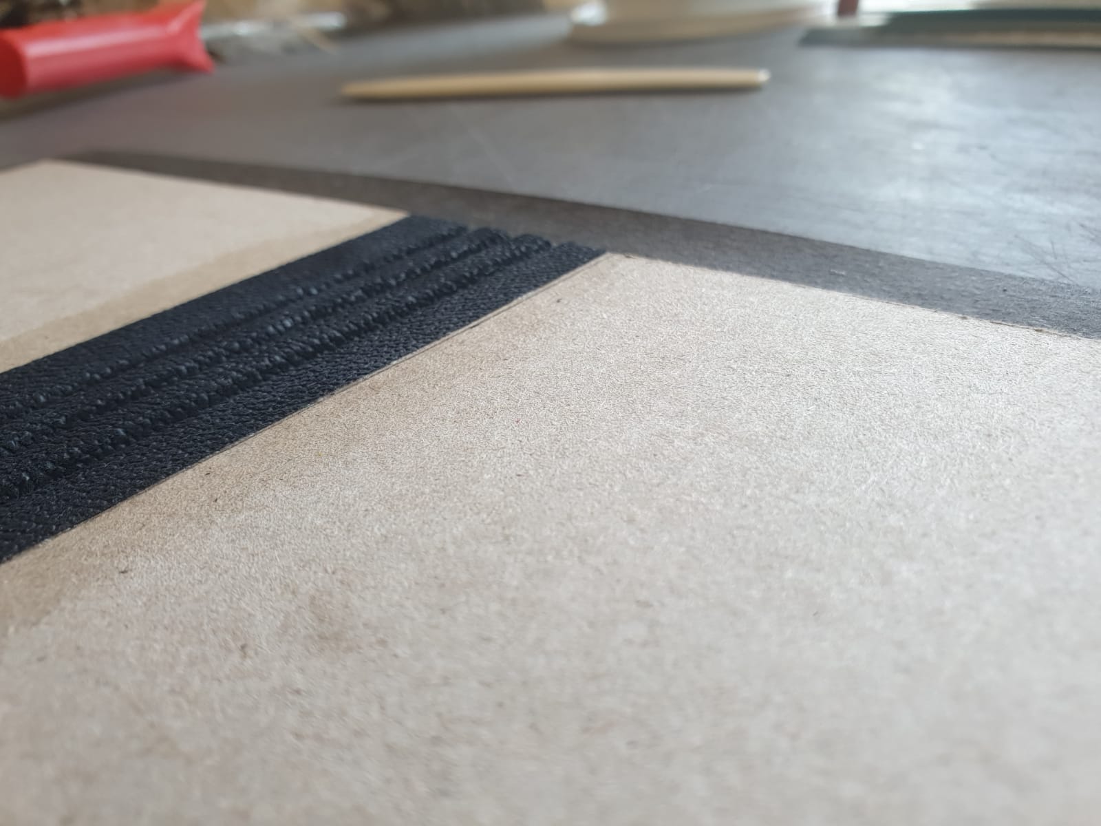 gepersonaliseerd-notitieboek-navulbaar-button-bloc-maakproces-close-up-undercover-notebooks