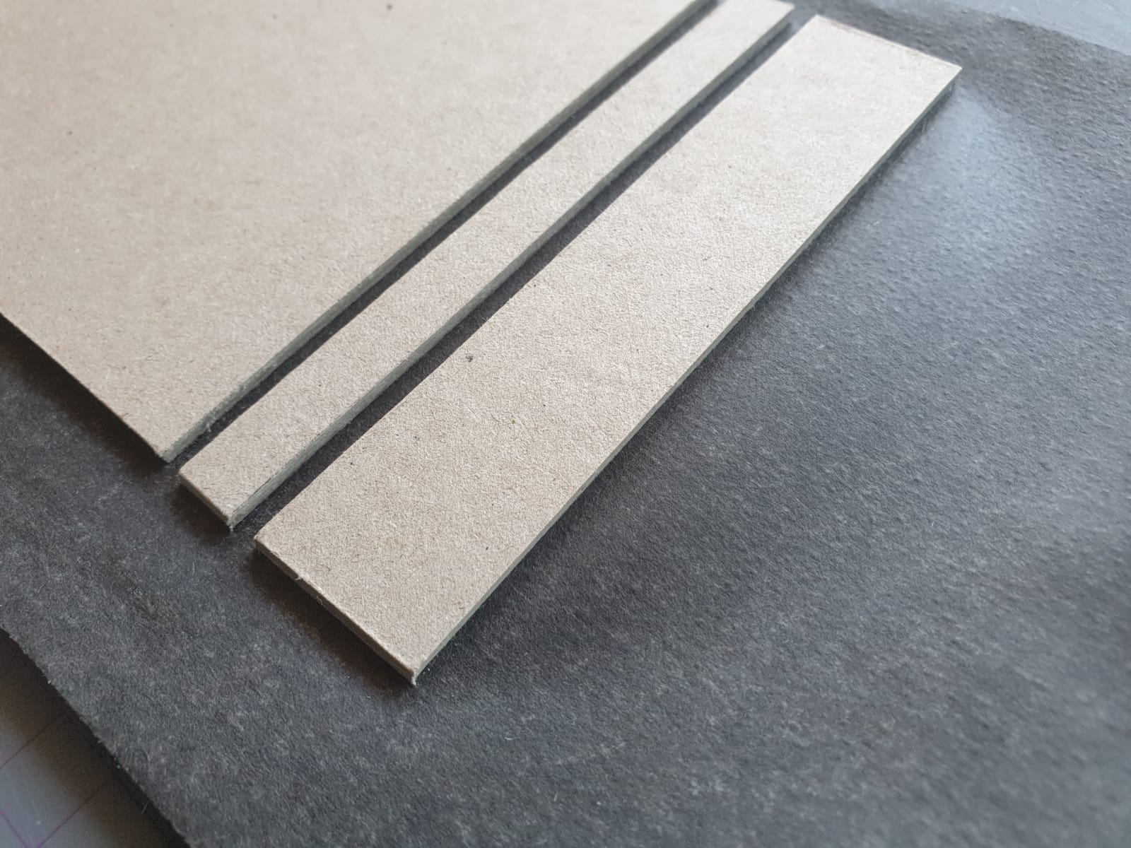 gepersonaliseerd-notitieboek-navulbaar-button-bloc-maakproces-platjes-close-up-undercover-notebooks