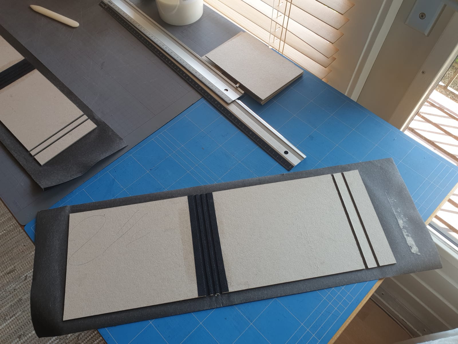 gepersonaliseerd-notitieboek-navulbaar-button-bloc-maakproces-platjes-undercover-notebooks