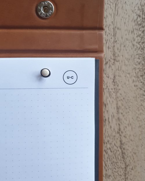 gepersonaliseerd-notitieboek-navulbaar-button-bloc-open-close-up-cognac-undercover-notebooks
