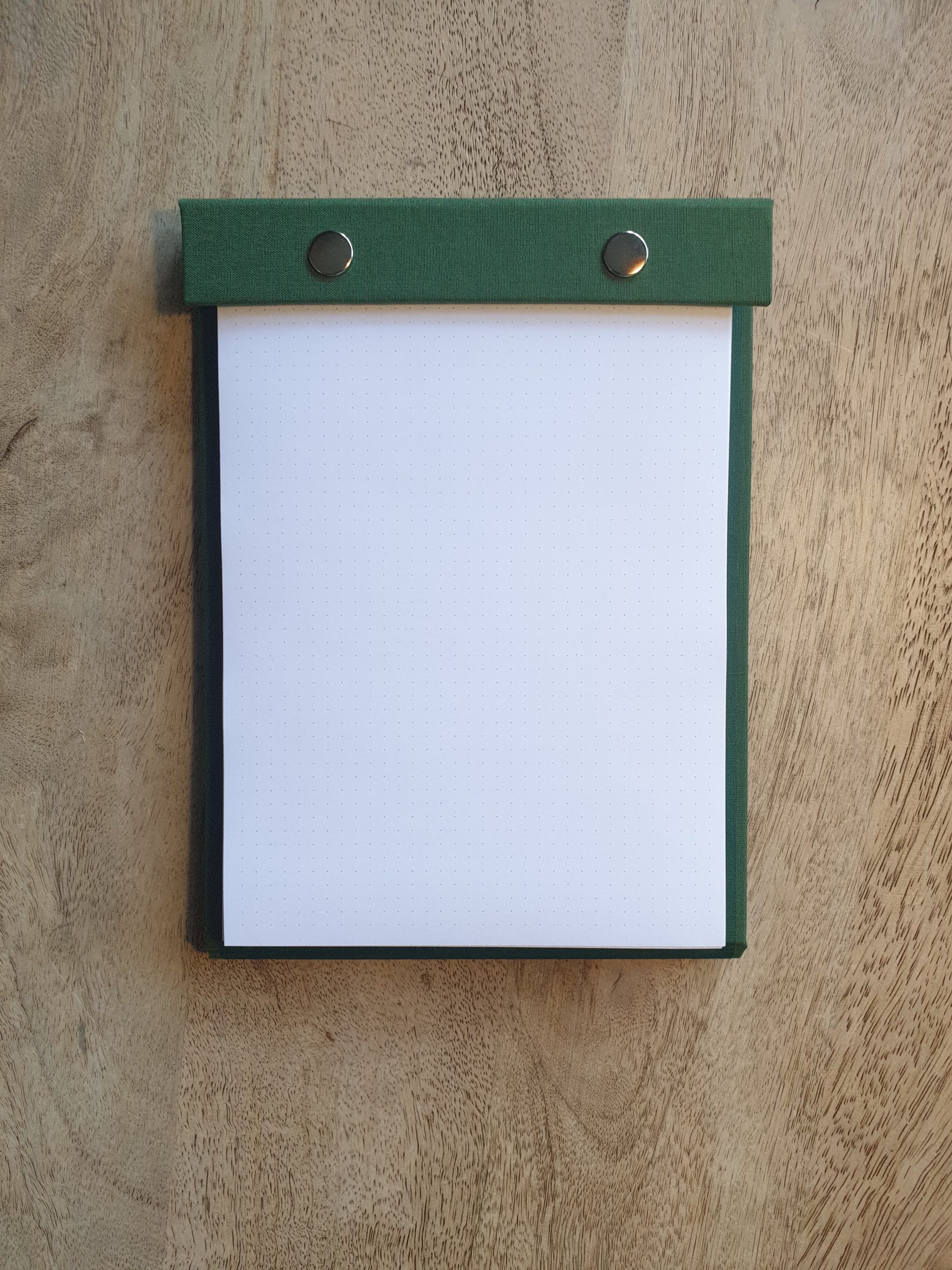 gepersonaliseerd-notitieboek-navulbaar-button-bloc-open-groen-linnen-A5-open-undercover-notebooks