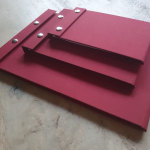 gepersonaliseerd-notitieboek-navulbaar-button-bloc-rood-linnen-A4-A5-A6-dicht-undercover-notebooks
