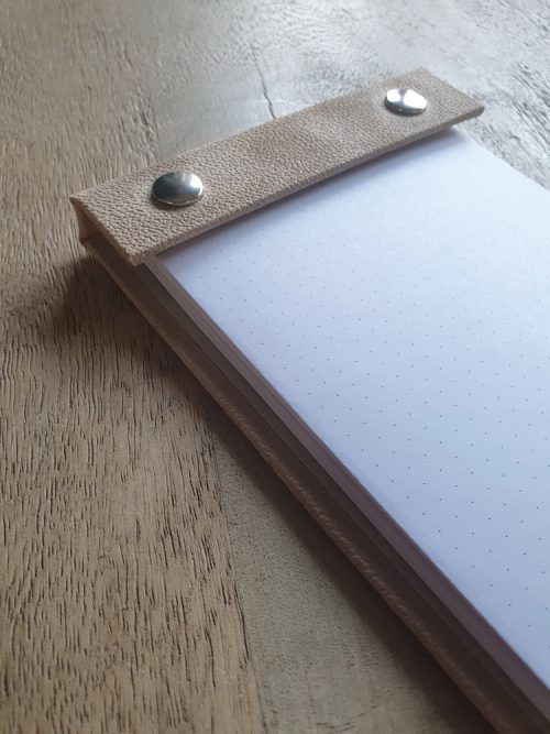 gepersonaliseerd-notitieboek-navulbaar-button-bloc-zand-A6-open-close-up-undercover-notebooks