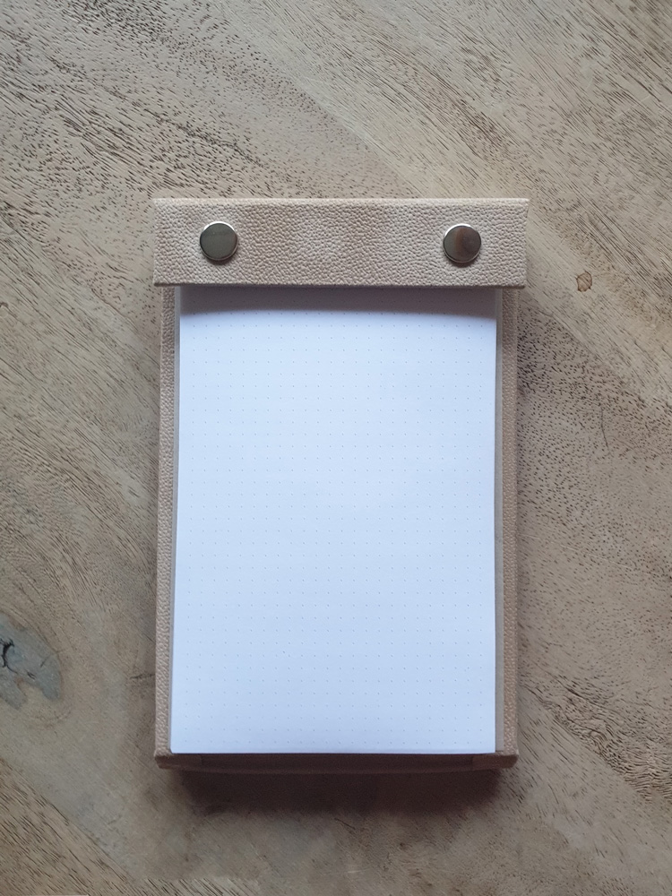 gepersonaliseerd-notitieboek-navulbaar-button-bloc-cognac-A6-open-undercover-notebooks