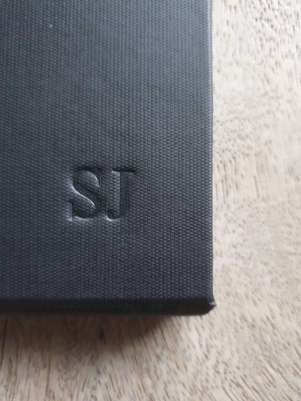 gepersonaliseerd-notitieboek-navulbaar-button-bloc-zwart-met-initialen-blindpreeg-undercover-notebooks