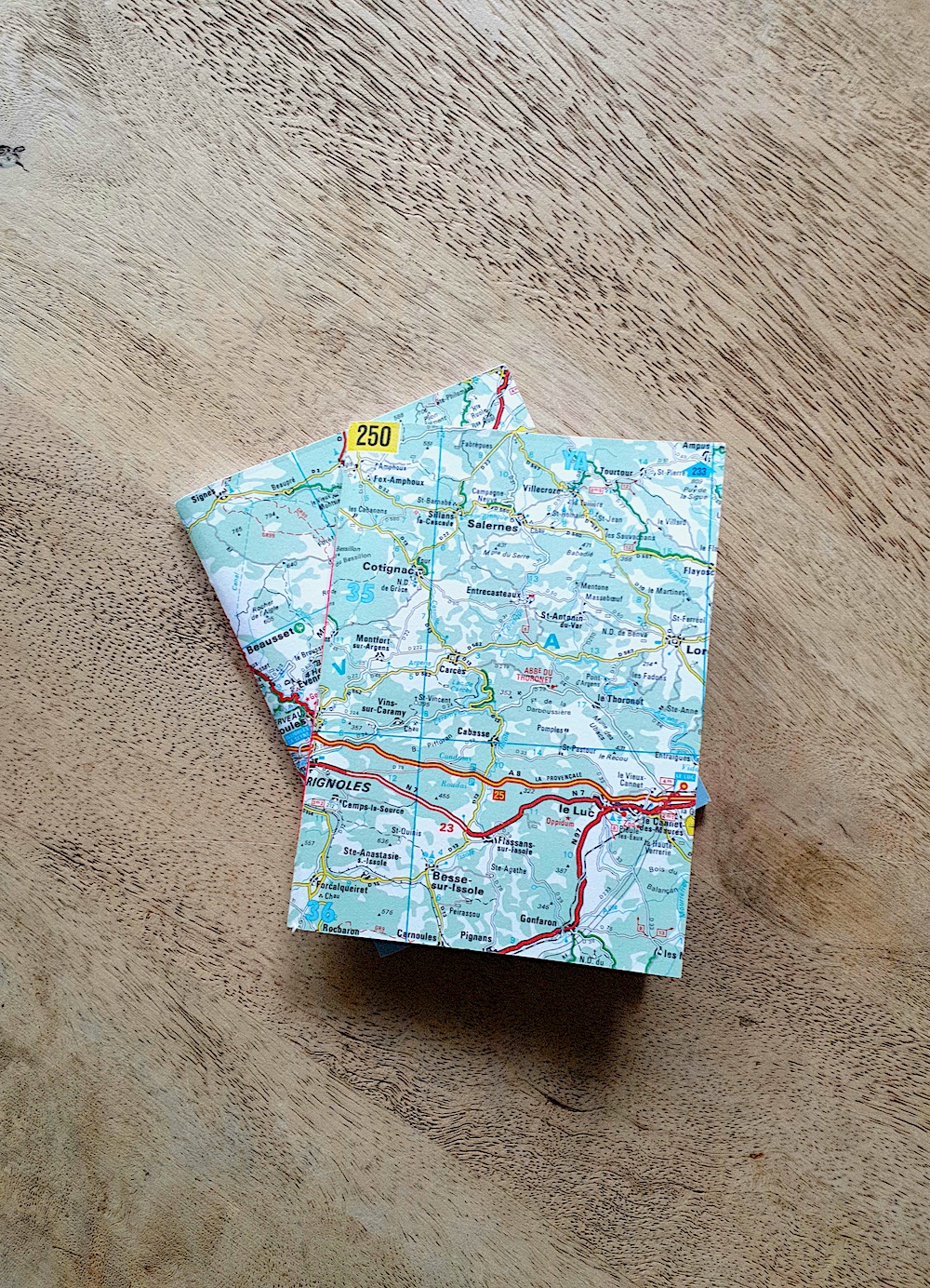 notitieboekje-schriftje-A6-cahier-frankrijk-kaart-undercover-notebooks-2-stapeltje-b